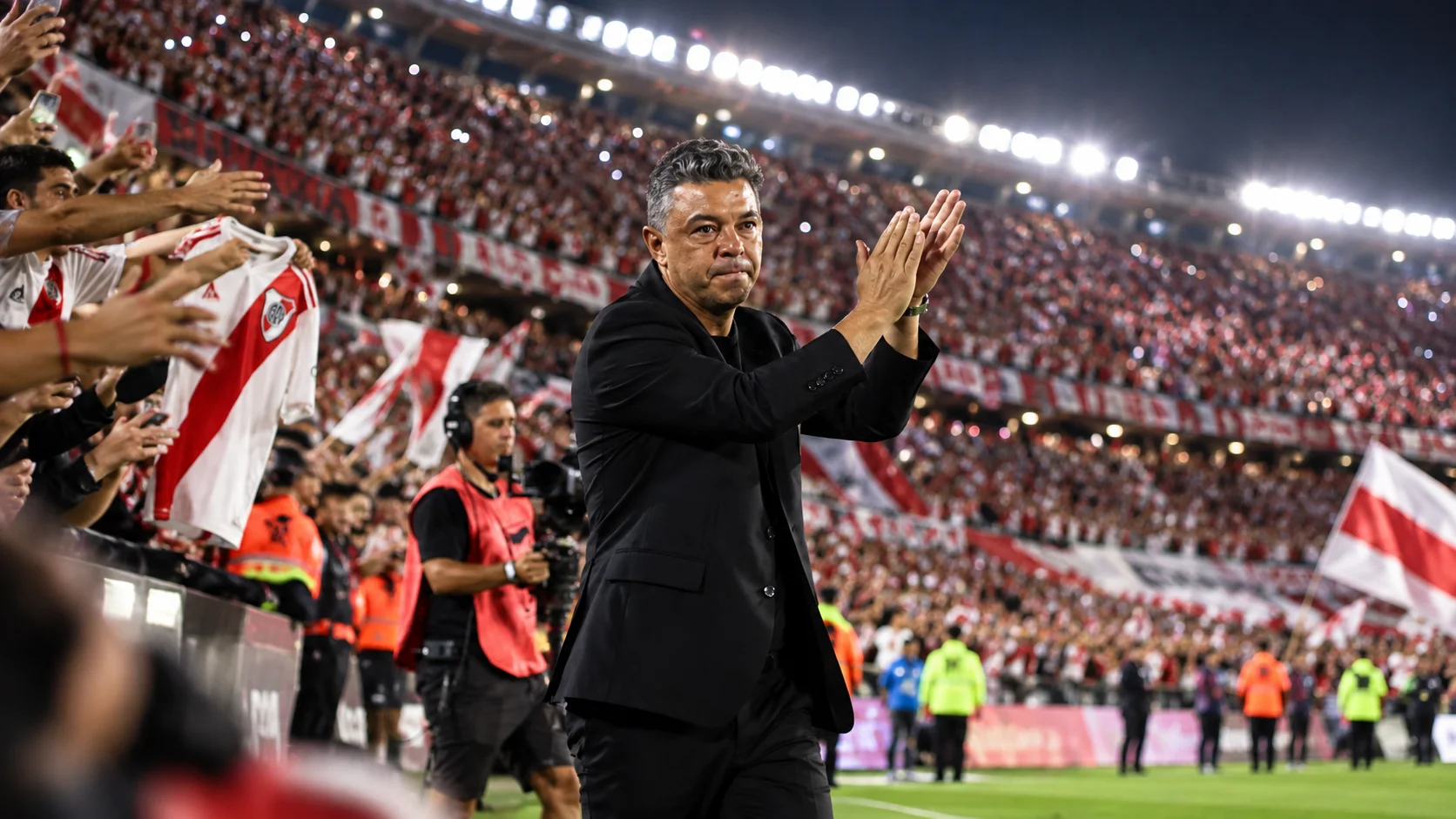 Imagen destacada: Gallardo, ovacionado en el Monumental antes de los amistosos de la Tri